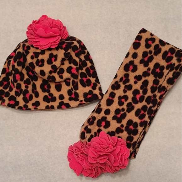 Leopard print hat and matching scarf with pink flower detail - Picture 2 of 6
